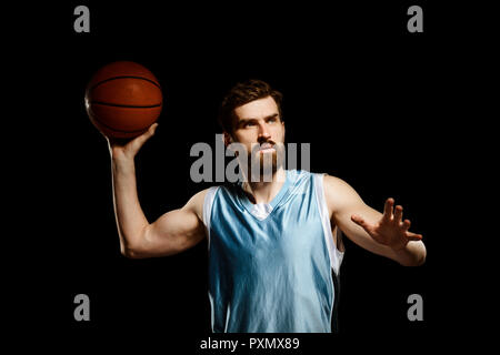 Schönen Basketball player Schießen Kugel Stockfoto