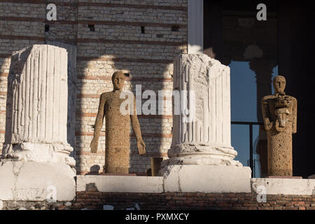 Italien, Brescia - 24. Dezember 2017: Die Ansicht von Tuff Skulpturen Testimoni oder Zeugen durch italienische Künstler Mimmo Paladino im archäologischen Bereich Stockfoto