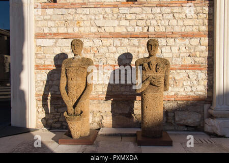 Italien, Brescia - 24. Dezember 2017: Die Ansicht von Tuff Skulpturen Testimoni oder Zeugen durch italienische Künstler Mimmo Paladino im archäologischen Bereich Stockfoto