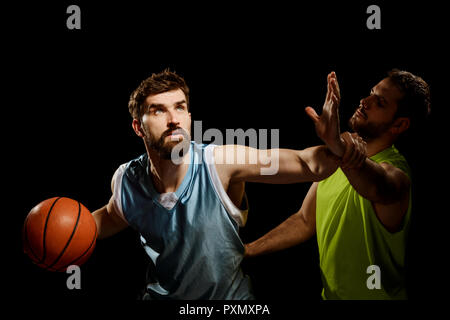 Zwei gegensätzliche Basketballspieler Stockfoto