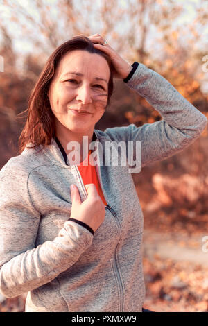 Close-up Portrait von jungen sportlichen Frauen ohne Make-up. Weibliche sportlich im Freien Stockfoto