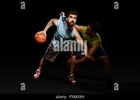 Spiel von zwei Basketballspieler Stockfoto