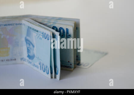 100 türkische Lira banknots auf weißem Hintergrund mit kopieren. Stockfoto