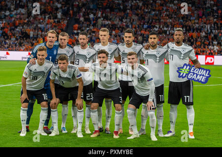 13-10-2018: Voetbal: Nederland / Duitsland: Amsterdam UEFA Nations League 2019 Zurück Reihe: Torwart Manuel Neuer of Germany, Toni Kroos of Germany, Mark Uth of Germany, Matthias Ginter of Germany , Mats Hummels of Germany, Emre Can of Germany, Jerome Boateng of Germany Joshua Kimmich aus Deutschland, Thomas Muller aus Deutschland, Jonas Hector aus Deutschland, Timo Werner aus Deutschland Stockfoto