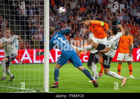 13-10-2018: Fußball: Nederland v Deutschland: Amsterdam UEFA Nationen Liga 2019 Vergil van Dijk der Niederlande zet Nederland op voorsprong Stockfoto