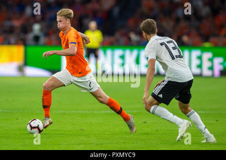 13-10-2018: Fußball: Nederland v Deutschland: Amsterdam UEFA Nationen Liga 2019 Frenkie de Jong der Niederlande, Thomas Müller in Deutschland Stockfoto