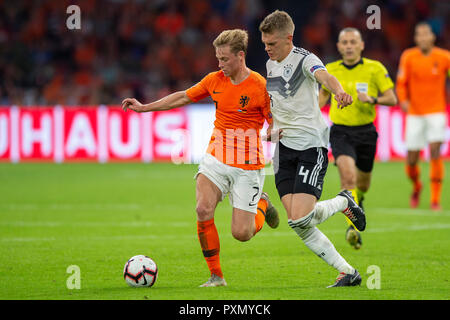 13-10-2018: Fußball: Nederland v Deutschland: Amsterdam UEFA Nationen Liga 2019 Frenkie de Jong der Niederlande, Matthias Ginter Deutschland Stockfoto