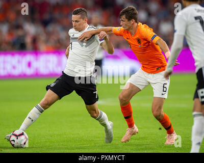 13-10-2018: Fußball: Nederland v Deutschland: Amsterdam UEFA Nationen Liga 2019 Julian Draxler von Deutschland Marten de Roon der Niederlande Stockfoto