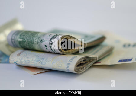 Es gibt Dollar, Euro und Lira Banknoten auf den weißen Hintergrund. Geld sparen. Stockfoto