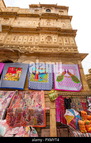 Kleidung und Souvenirs zum Verkauf auf dem Markt in der Wüstenstadt Jaisalmer in Indien Stockfoto