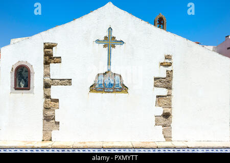 Kreuz aus Azulejos auf eine Kapelle, Ericeira, Lissabon Küste, Portugal Stockfoto