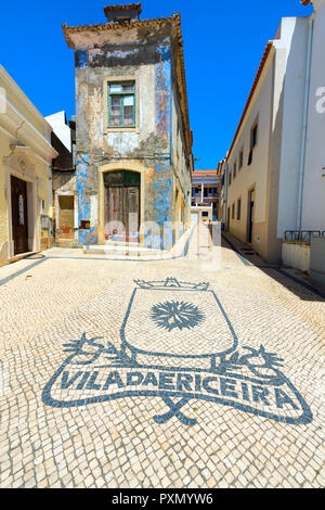 Wappen der Arm von Ericeira Stadt auf Kopfsteinpflaster vor einem alten Haus, Ericeira, Lissabon Küste, Portugal Stockfoto