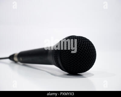 Mikrofon Kabel schwarz auf weißem Hintergrund Nahaufnahme Stockfoto