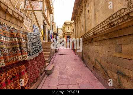 Schmale Straßen innerhalb des Jaisalmer Fort in den Wüstenstaat Rajasthan im Westen Indiens Stockfoto