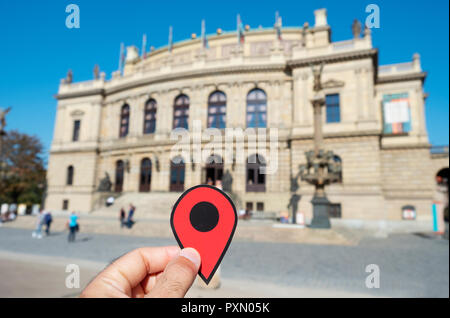 Nahaufnahme eines jungen kaukasischen Mann mit einem roten Marker in der Hand auf das Rudolfinum in Prag, Tschechische Republik, Sitz der Tschechischen Philha Stockfoto