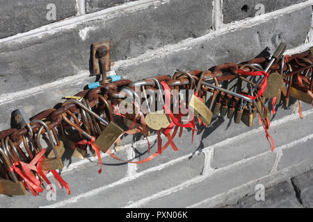 Schlüssel, Schlösser und roten Bändern befestigt auf montierte Kette für Glück, der Chinesischen Mauer, Peking, China Stockfoto