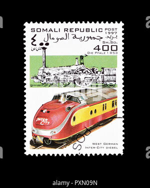Storniert Briefmarke von Somalia gedruckt, zeigt, dass Westdeutsche Inter City Diesel Lokomotive, circa 1998. Stockfoto