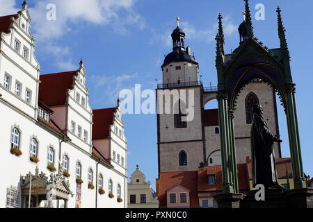 Bunter Marktplatz von Wittenberg, Rathaus, Stadtkirche, Martin-Luther-Statue in der Lutherstadt Wittenberg Deutschland Stockfoto