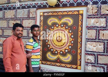 Zwei Männer/Künstler arbeiten an Schlamm - Spiegel Kunst/Lippan kunst für Fotos bei Kutch-Gujarat/Indien posing Stockfoto