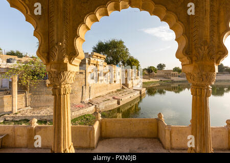 Blick auf Gadisar See aus dem Inneren des Chhatri, in der Wüstenstadt Jaisalmer in Indien Stockfoto