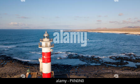 Luftaufnahme der Leuchtturm bei Sonnenuntergang, Nord-westlichen Küste von Fuerteventura Stockfoto