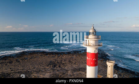 Luftaufnahme der Leuchtturm bei Sonnenuntergang, Nord-westlichen Küste von Fuerteventura Stockfoto