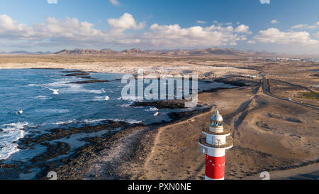 Luftaufnahme der Leuchtturm bei Sonnenuntergang, Nord-westlichen Küste von Fuerteventura Stockfoto