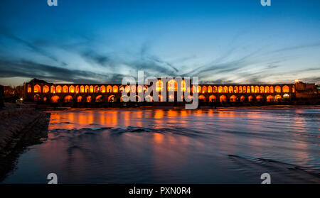 Der Khaju Brücke ist eine der historischen Brücken auf der Zayanderud, der größte Fluss der iranischen Hochebene, in Isfahan, Iran. Stockfoto