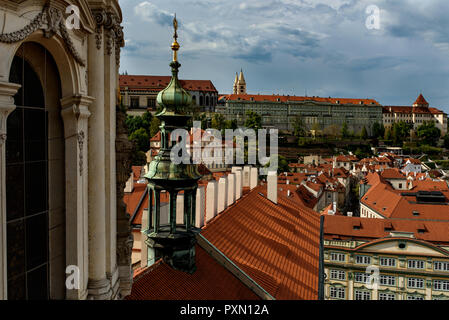 Roten Dächer und Blick auf die Stadt Prag. Der Tschechischen Republik Stockfoto