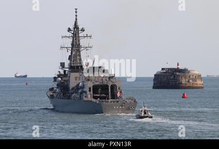 Die japanische Zerstörer Makinami Segeln von Portsmouth, Großbritannien am 28. August 2018 nach einem dreitägigen Besuch in der Stadt. Stockfoto