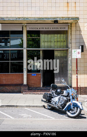 Im Retrostil Motorrad außerhalb der Schatten Wein Bar und Esszimmer, William Street, Northbridge, Perth, Western Australia Stockfoto