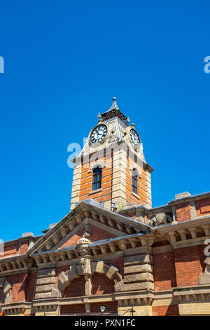 Clock Tower über dem Eingang der Markthalle im Zentrum der Stadt Crewe, Cheshire Vereinigtes Königreich Stockfoto