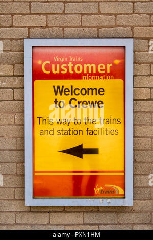 Virgin Trains Willkommen in Crewe Poster an Außenwand Stockfoto