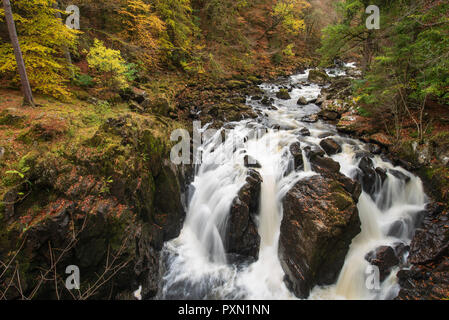 Die schwarze Linn fällt in der Einsiedelei in der Nähe von Crieff, Perthshire, Schottland. Stockfoto