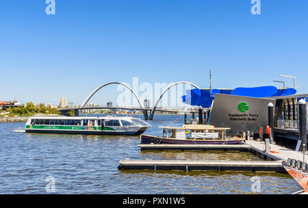 Transperth Fähre nähert sich Elizabeth Quay, Perth, Western Australia, Australien Stockfoto