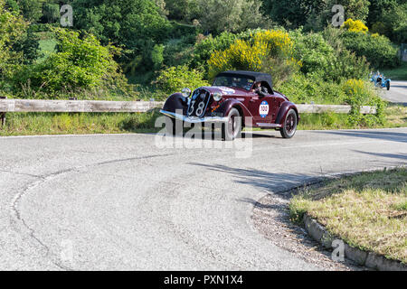 PESARO COLLE SAN BARTOLO, Italien, 17. Mai - 2018: Alfa Romeo 6C 2300 PESCARA SPIDER 1935 auf einem alten Rennwagen Rallye Mille Miglia 2018 die berühmte i Stockfoto