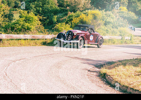 PESARO COLLE SAN BARTOLO, Italien, 17. Mai - 2018: Alfa Romeo 6C 2300 PESCARA SPIDER 1935 auf einem alten Rennwagen Rallye Mille Miglia 2018 die berühmte i Stockfoto