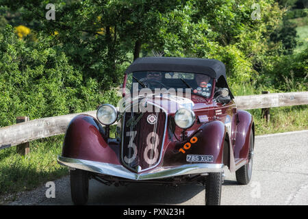 PESARO COLLE SAN BARTOLO, Italien, 17. Mai - 2018: Alfa Romeo 6C 2300 PESCARA SPIDER 1935 auf einem alten Rennwagen Rallye Mille Miglia 2018 die berühmte i Stockfoto
