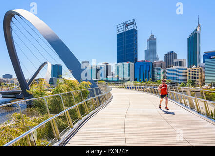 Jogger auf dem Elizabeth Quay Brücke, mit der Perth CBD hinter, Elizabeth Street, Perth, Western Australia Stockfoto