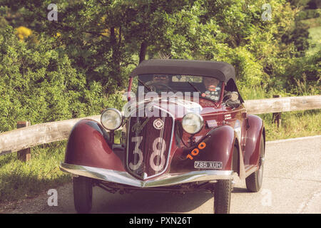 PESARO COLLE SAN BARTOLO, Italien, 17. Mai - 2018: Alfa Romeo 6C 2300 PESCARA SPIDER 1935 auf einem alten Rennwagen Rallye Mille Miglia 2018 die berühmte i Stockfoto