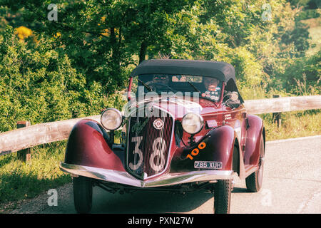 PESARO COLLE SAN BARTOLO, Italien, 17. Mai - 2018: Alfa Romeo 6C 2300 PESCARA SPIDER 1935 auf einem alten Rennwagen Rallye Mille Miglia 2018 die berühmte i Stockfoto