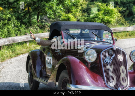 PESARO COLLE SAN BARTOLO, Italien, 17. Mai - 2018: Alfa Romeo 6C 2300 PESCARA SPIDER 1935 auf einem alten Rennwagen Rallye Mille Miglia 2018 die berühmte i Stockfoto