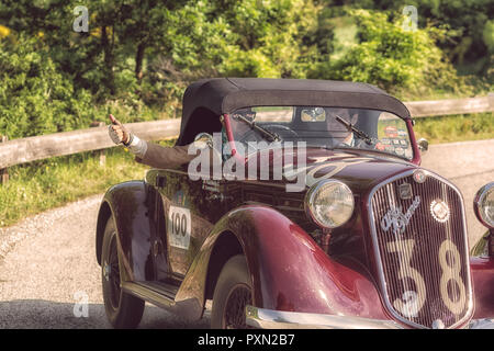 PESARO COLLE SAN BARTOLO, Italien, 17. Mai - 2018: Alfa Romeo 6C 2300 PESCARA SPIDER 1935 auf einem alten Rennwagen Rallye Mille Miglia 2018 die berühmte i Stockfoto