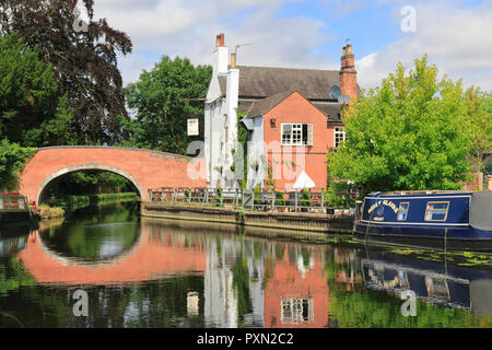 Alte Brücke über den Fluss steigen zur Navigation Inn, einem idyllischen Fluss pub führen und günstig narrowboats. Barrow auf Anzusteigen, Loughborough. Großbritannien Stockfoto