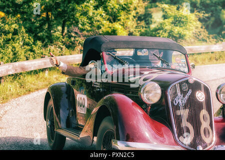 PESARO COLLE SAN BARTOLO, Italien, 17. Mai - 2018: Alfa Romeo 6C 2300 PESCARA SPIDER 1935 auf einem alten Rennwagen Rallye Mille Miglia 2018 die berühmte i Stockfoto
