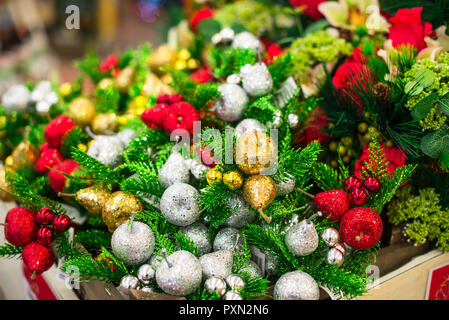 Schließen bis Weihnachten Dekoration dekorativ glänzend roten, goldenen und silbernen Äpfel (Malus), Birnen und Tannenzweigen. Die Inneneinrichtung. Winter Bouquet. Ver Stockfoto