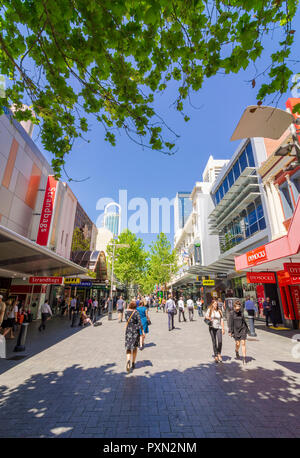 Bäume, die Schatten entlang der Hay Street Mall Shopping Precinct in der Innenstadt von Perth, Western Australia Stockfoto