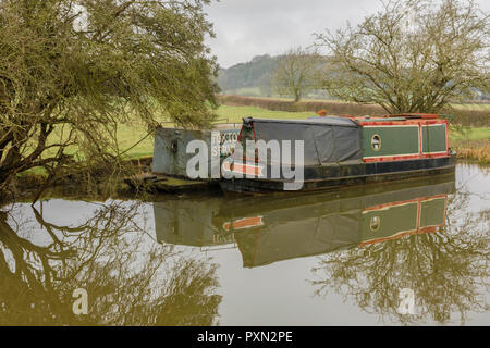 Zwei narrowboats günstig auf dem Grand Union Canal in der Nähe von foxton Locks, Market Harborough, Leicestershire, UK. Frühjahr 2018 Stockfoto