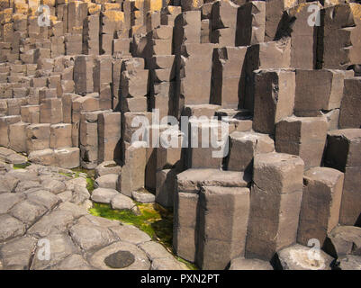 Blick von der sechseckige Steine an der Küste an der Causeway in Nordirland Stockfoto