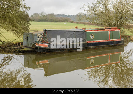 Zwei narrowboats günstig auf dem Grand Union Canal in der Nähe von foxton Locks, Market Harborough, Leicestershire, UK. Frühjahr 2018 Stockfoto